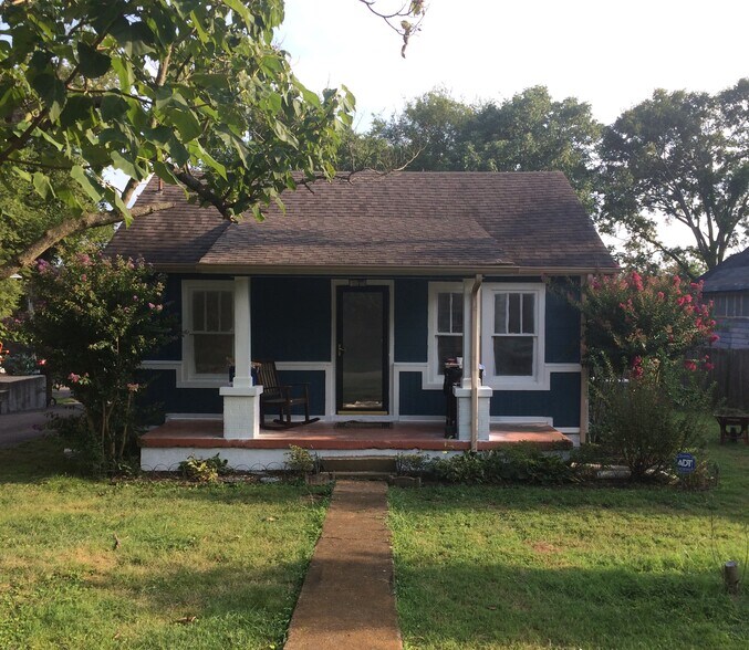 Rocking chair front porch! - 320 Cherry St