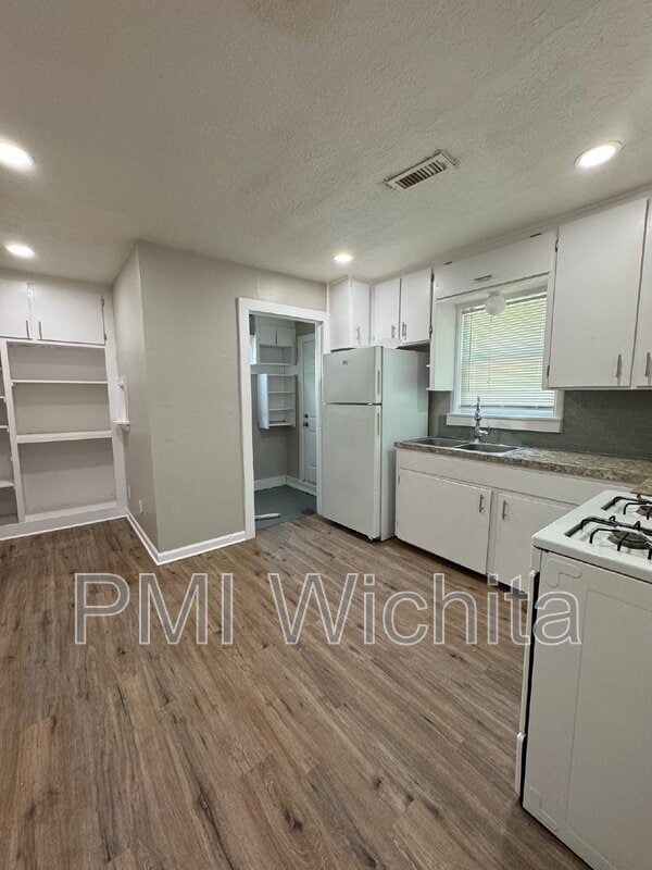 Building Photo - 1136 S Bonn St