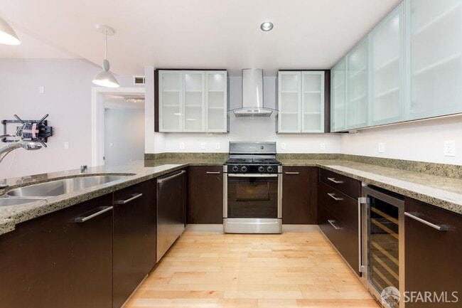 Building Photo - 69 Clementina St