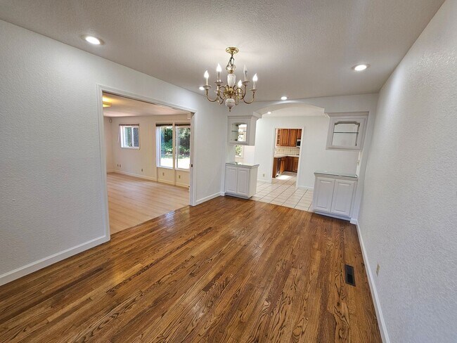 Building Photo - REGAL 4 Bed/3 Bath Home in FREMONT