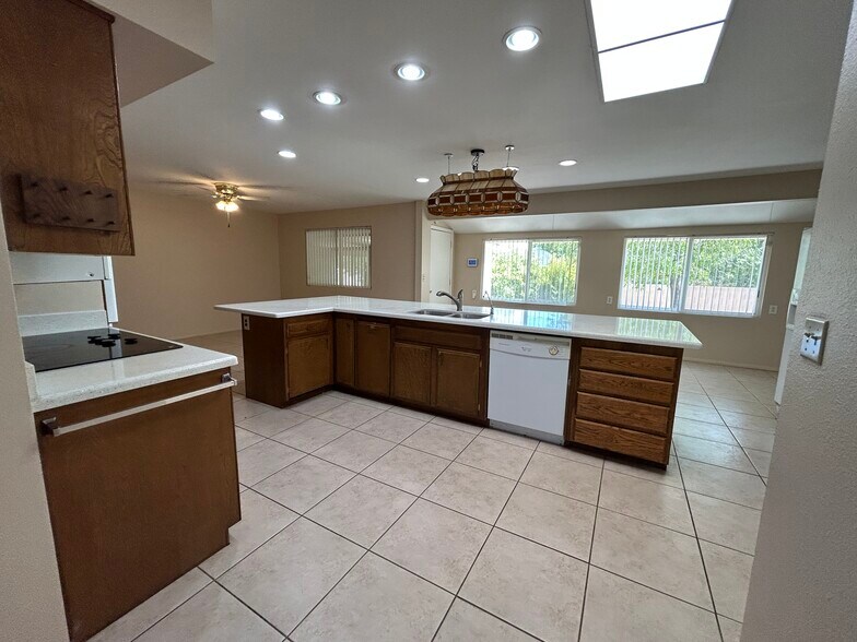 Building Photo - 10615 W Cheryl Dr