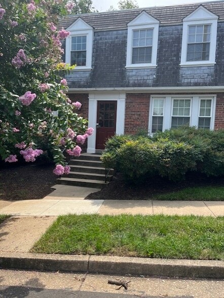 Building Photo - 1900 Key Blvd