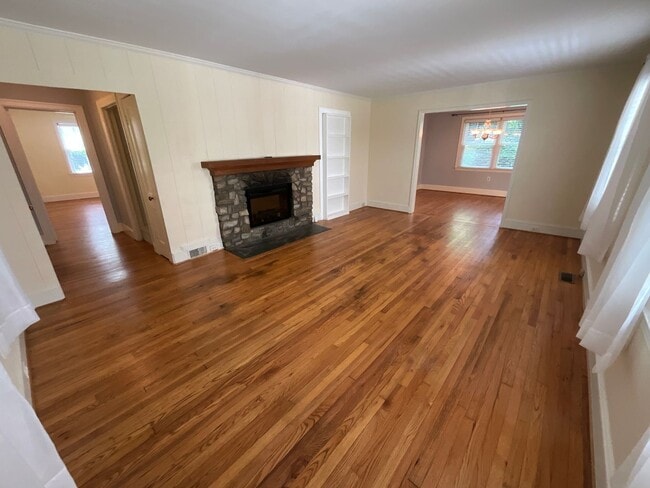Building Photo - AVAILBLE NOW TO VIEW/LEASE! Classic Ardmor...