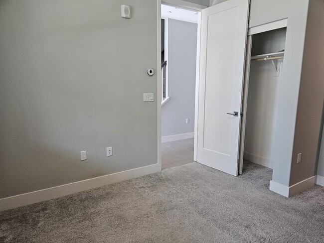 Building Photo - 122 Ranch Ln