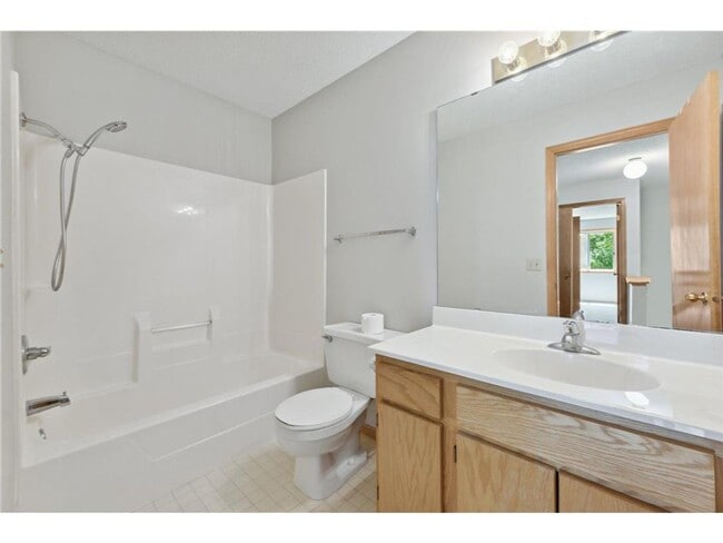 Building Photo - 2 Bed + Loft End Unit Townhome- Available 6/1