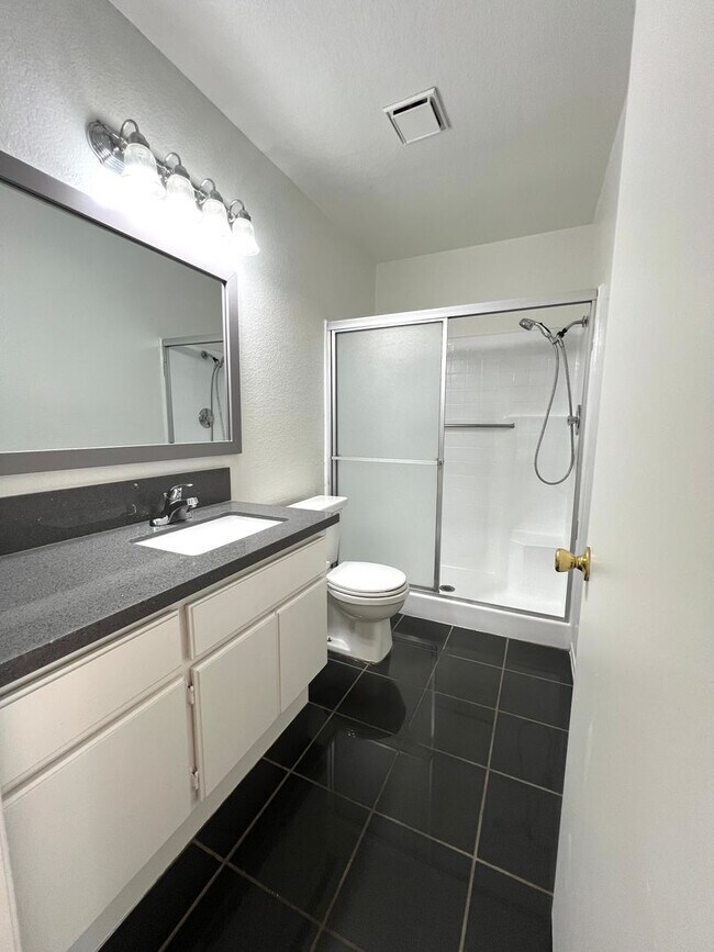 Building Photo - Charming Single story 3bed /2 bath newly renovated home
