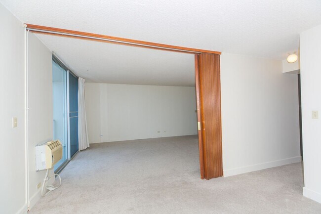 Building Photo - Views and Location!