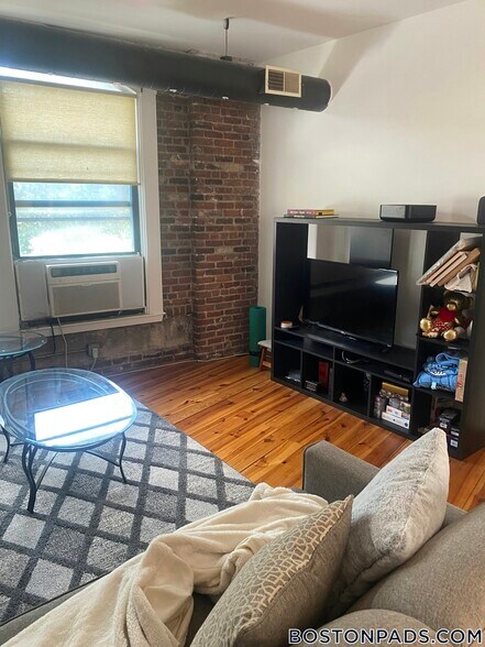 Building Photo - 600 Columbia Rd