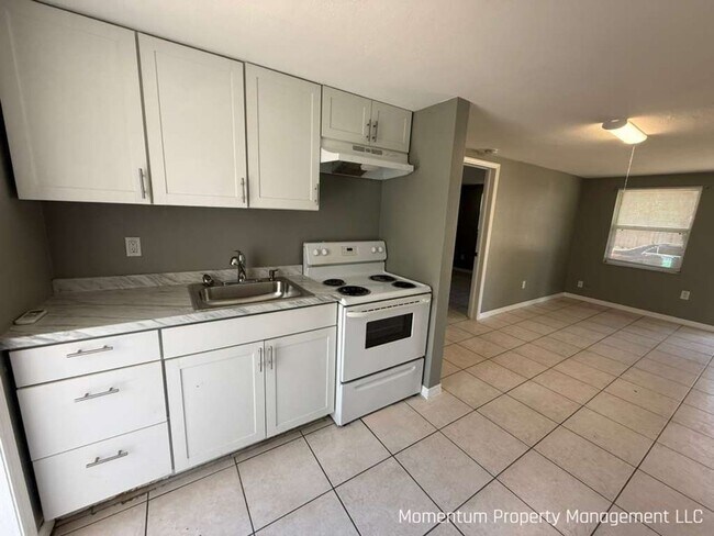 Building Photo - Remodeled One Bedroom- Clearwater! AVAILABLE FOR IMMEDIATE MOVE IN!!