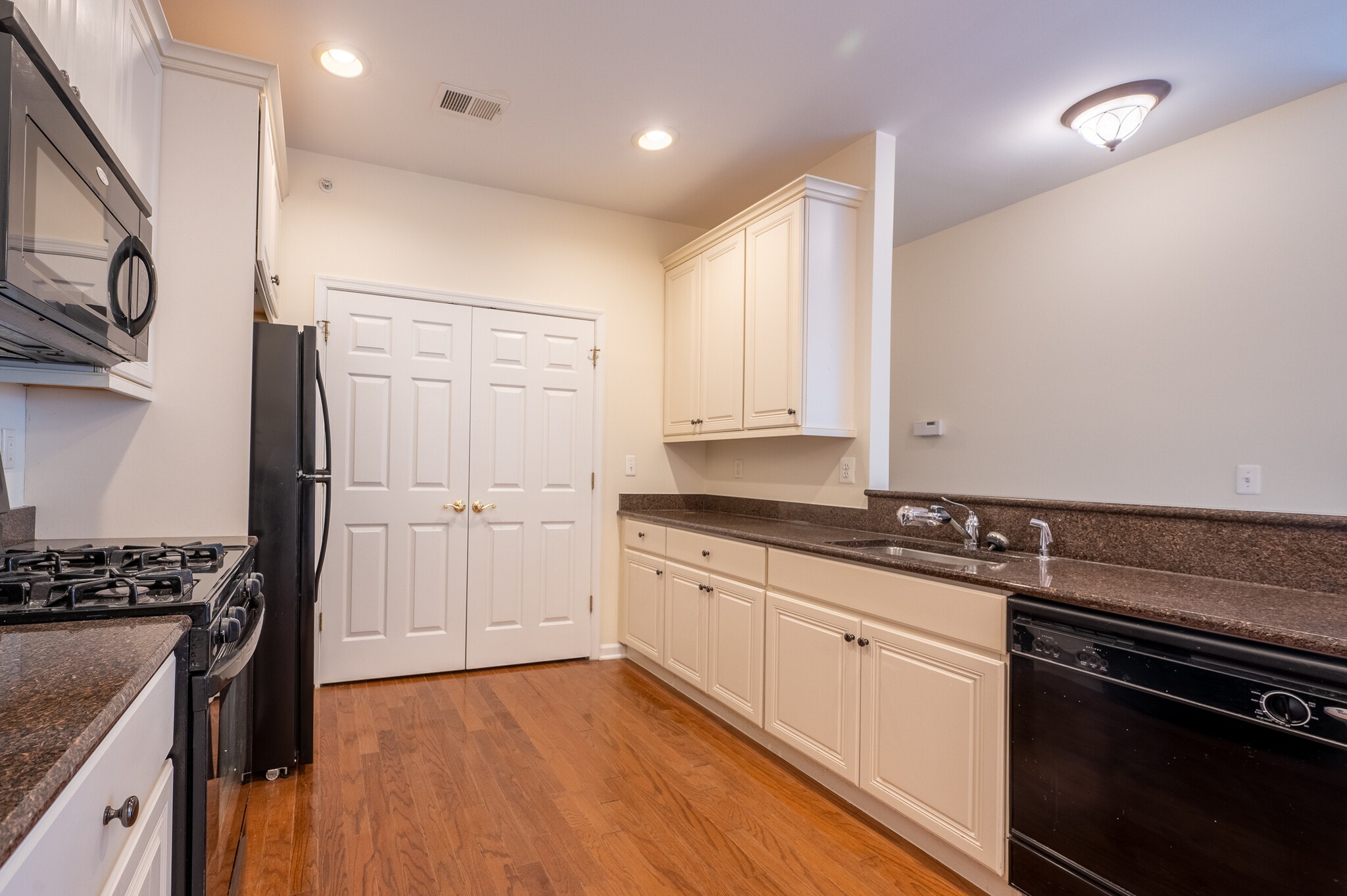 Kitchen - 539 Sophee Ln