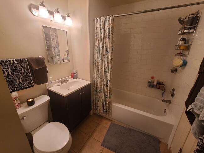 Building Photo - Spacious 2BR/1.5BTH w/ HW Floors, New Kitc...
