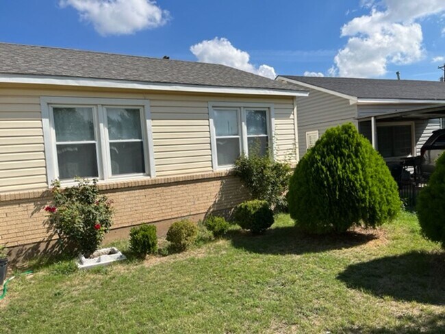 Building Photo - 3411 NE 22nd Ave