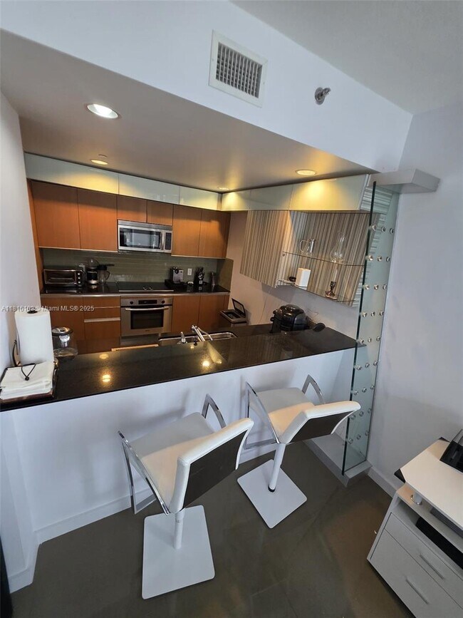 Building Photo - 1060 Brickell Ave