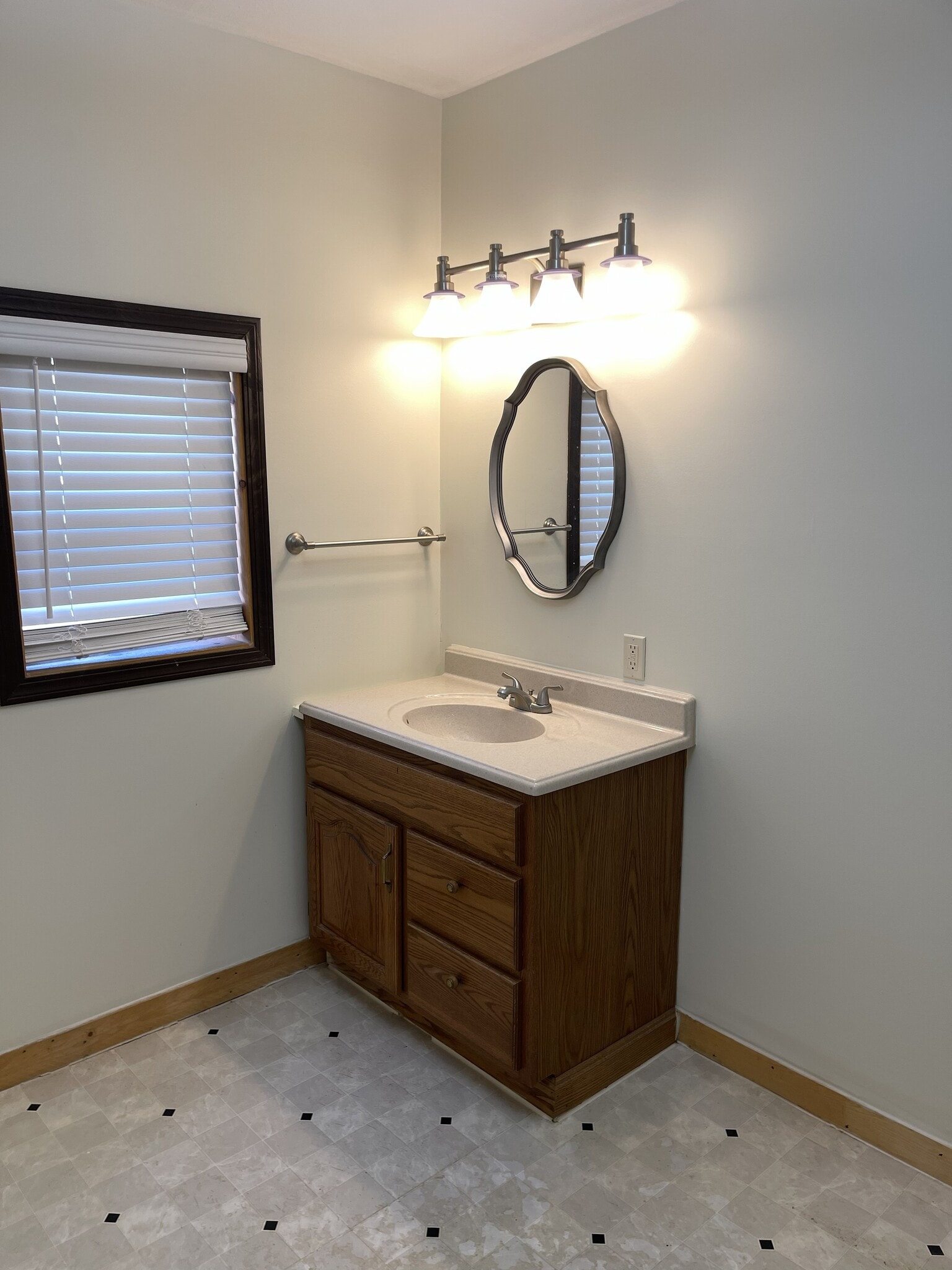 Building Photo - 1048 Caldwell Ave