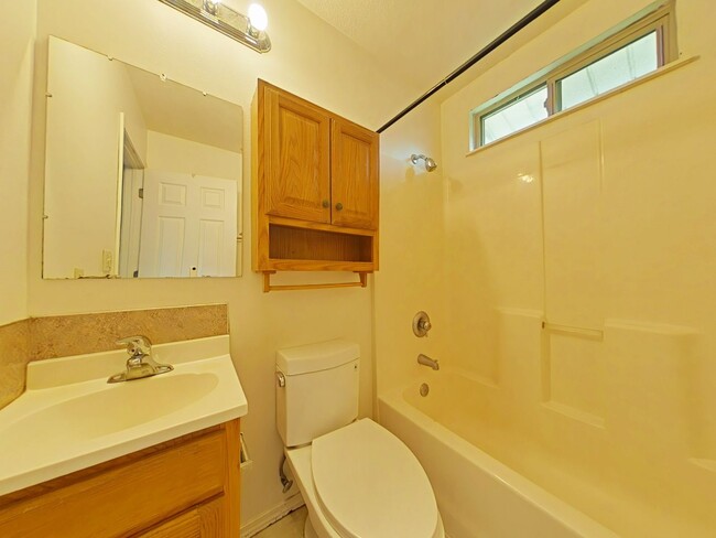 Building Photo - 3 Bedroom House ~ Close to Campus