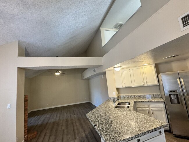 Building Photo - Great 3 bedroom 2 bath culdesac lot with f...