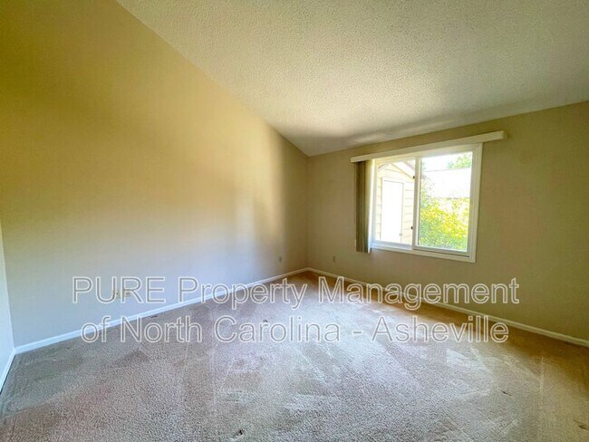 Building Photo - 11 Elderberry Ln