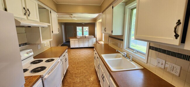 Building Photo - Beautiful home with attached garage and great yard!