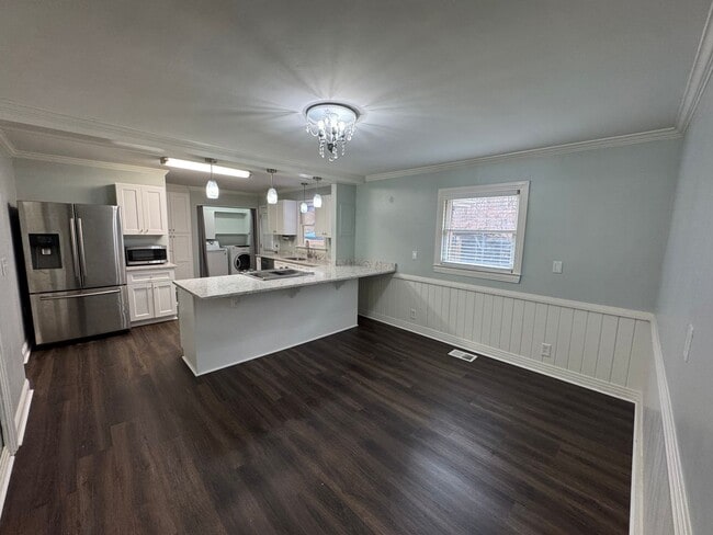 Building Photo - Cozy Home with Upgraded Finishes