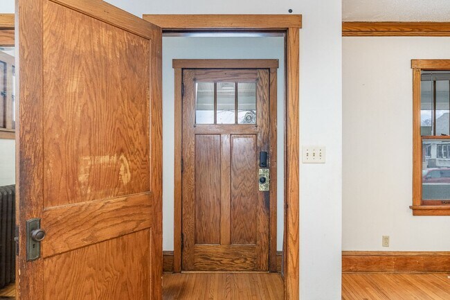 Building Photo - 3 Bed | 1 Bath in Heart of St. Paul