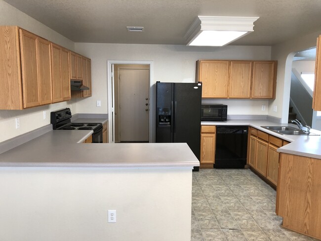 Building Photo - SPACIOUS 3 BEDROOM FEATURING 2 LIVING AREA...
