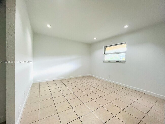 Building Photo - 608 SW 16th Ave