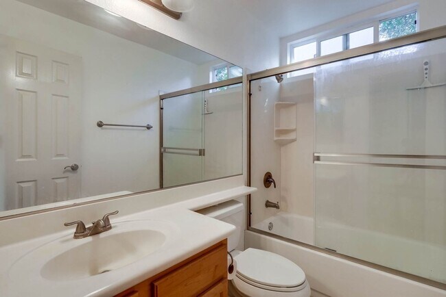 Building Photo - 2 Bedroom Condo For Rent - El Cajon