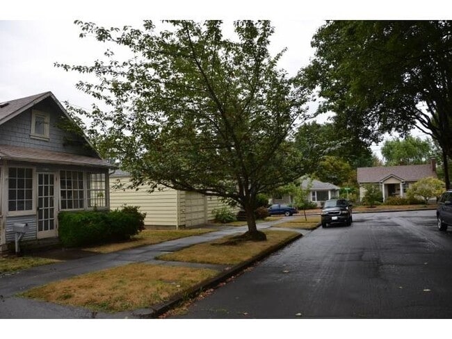 Building Photo - Adorable Cottage Style Home Near Reed College and Woodstock and Trader Joes.