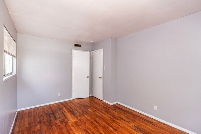 Building Photo - Spacious 4 Bed 2 Bath