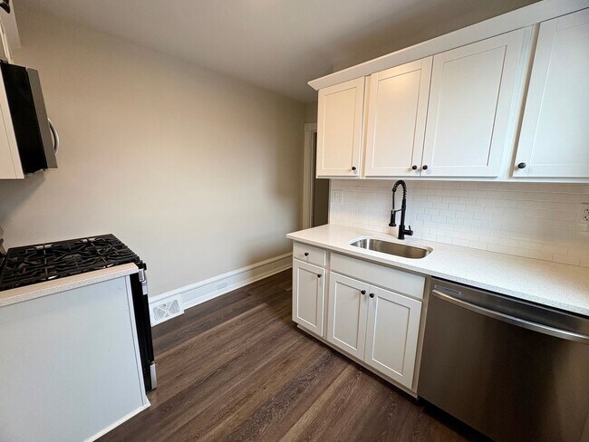 Building Photo - 320 S Ann St