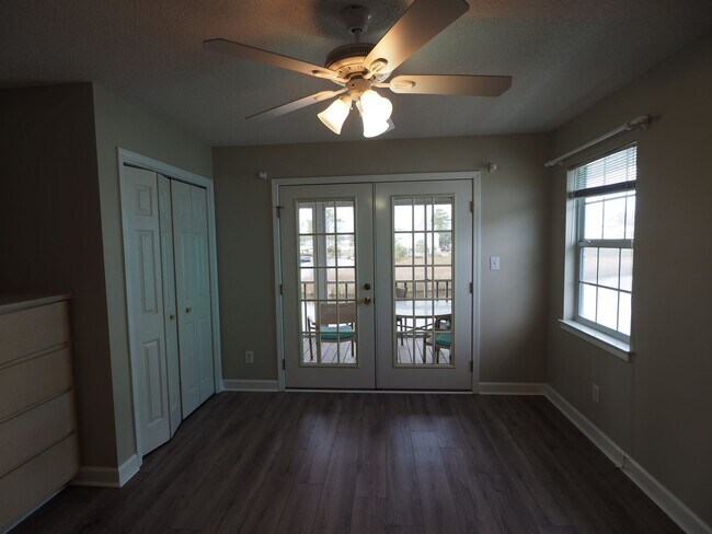 Building Photo - Gorgeous water views just blocks from the ...