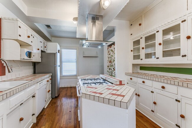 Building Photo - 2-BEDROOM UPSTAIRS DUPLEX OVERLOOKING SAN ...