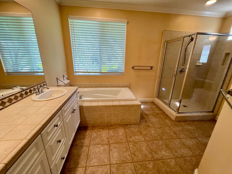 Building Photo - 5538 Coyote Ct