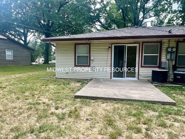 Building Photo - 613 NW Fieldcrest Dr