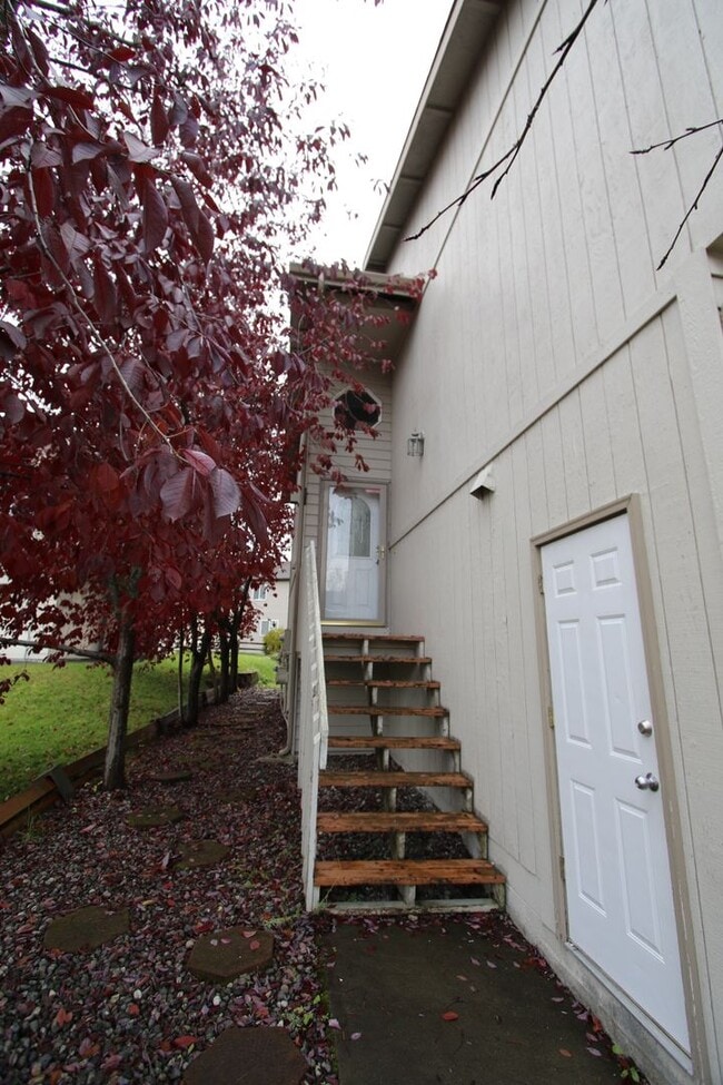 Building Photo - 3 Bedroom Eagle River Townhouse!