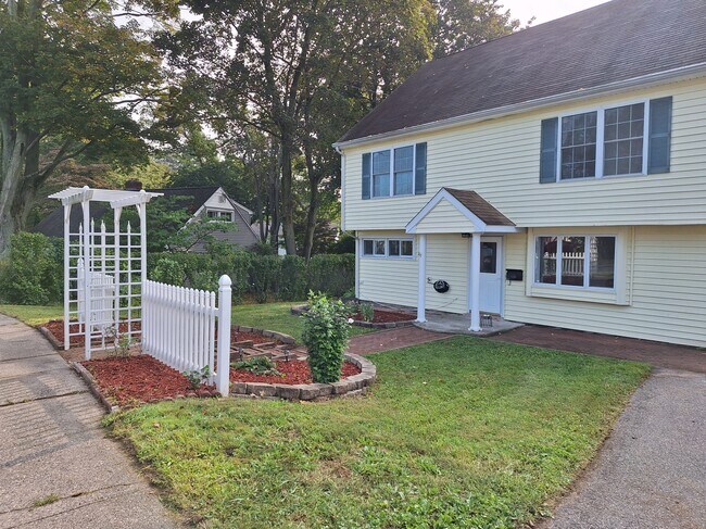 Building Photo - 132 Wepawaug Dr