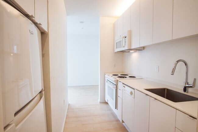 Building Photo - Buckman: Light & Bright 1 Bdr with D/W, A/C, W/D & FREE RENT!