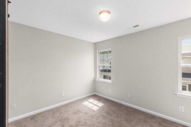 Building Photo - Charming 2-Bedroom 2.5-Bathroom Townhouse with Fenced Yard