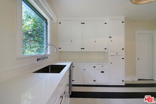 Building Photo - 523 N Gower St