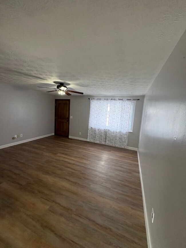 Building Photo - 3 Bedroom, 1 1/2 Bath Home in Huber Heights