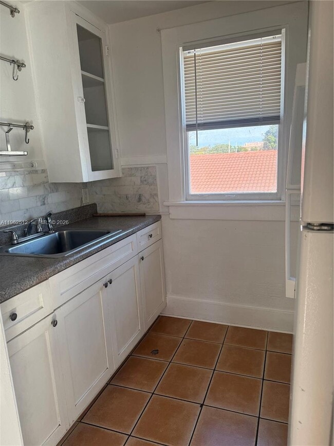 Building Photo - 2811 SW 4th St