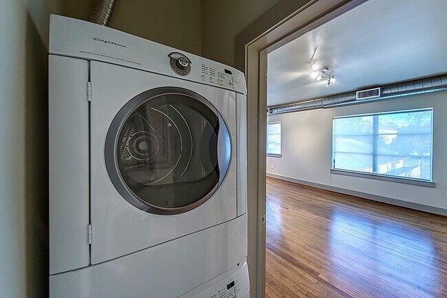 Building Photo - 1509 Holman St