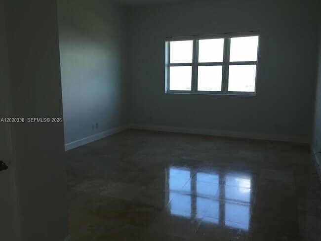 Building Photo - 14951 Royal Oaks Ln