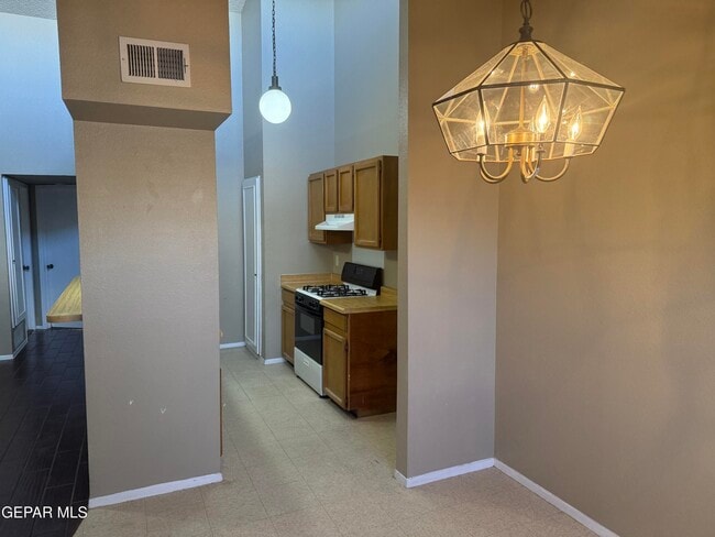 Building Photo - 1531 Common Dr