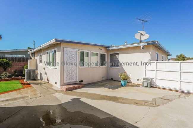 Building Photo - 2 Bedroom Torrance Home