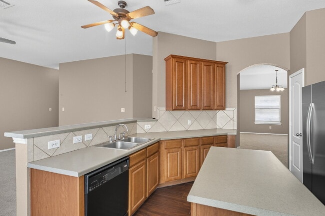 Building Photo - FREE First Month's Rent!