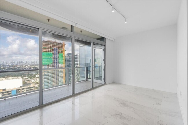 Building Photo - 1425 Brickell Ave