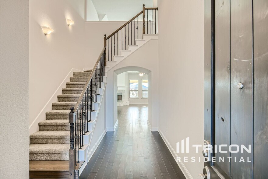 Building Photo - 334 S Hill Dr