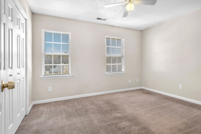 Building Photo - 2 Bed 2.5 Bath Townhome