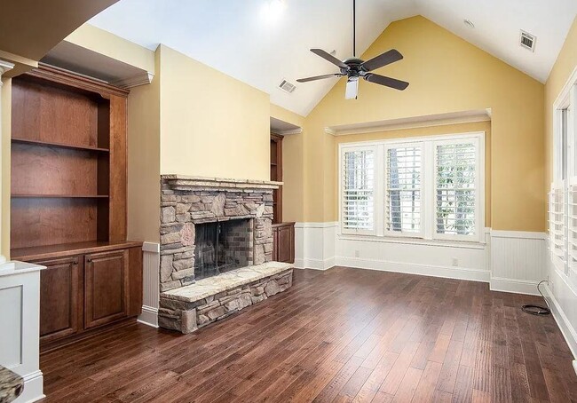 Building Photo - 1111 Regency Dr